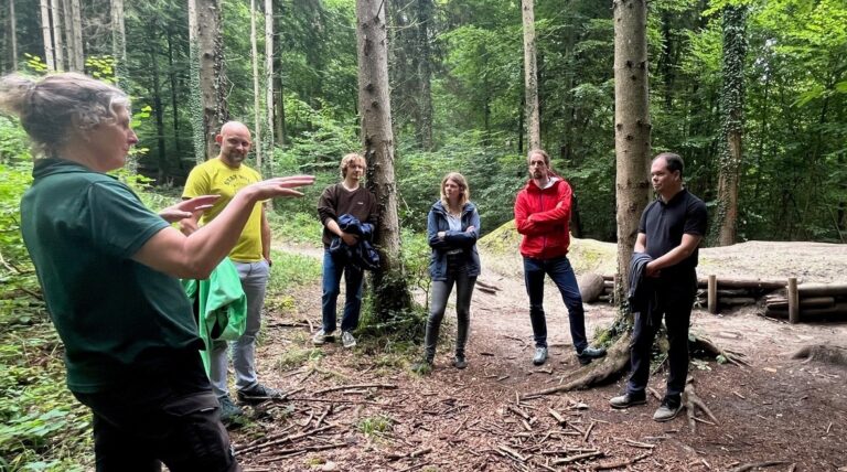 Eine Gruppe von sechts Menschen steht in einem Kreis im Wald. Von links: Försterin Irmgard Weishaupt, Volker Kromrey, Pascal Solbach (beide Bodensee-Stiftung), Franziska Schlemmer (Hochschule für Forstwirtschaft Rottenburg), Andreas Ziermann (Bodensee-Stiftung) und Prof. Dr. Alexander Mäder (Hochschule der Medien Stuttgart).
