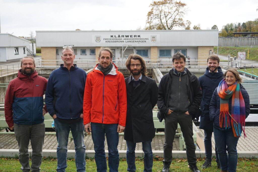 Gruppenfoto vor Kläranlage mit einigen der Mitarbeiter*innen im Projekt „CoAct“ (von links): Hendrik Schwenson (Uni Kassel), Alexander Müller (Betriebsleiter Klärwerk Kressbronn a. B.-Langenargen), Andreas Ziermann (Bodensee-Stiftung), Dr. Korbinian Kaetzl (Uni Kassel), Ulrich Gehrlein, Christoph Mathias, Victoria Wende (alle Institut für ländliche Strukturforschung). Copyright: Bodensee-Stiftung