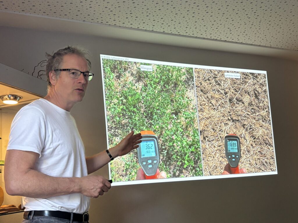 Links im Bild, Buchautor Stefan Schwarzer vor seiner Präsentation