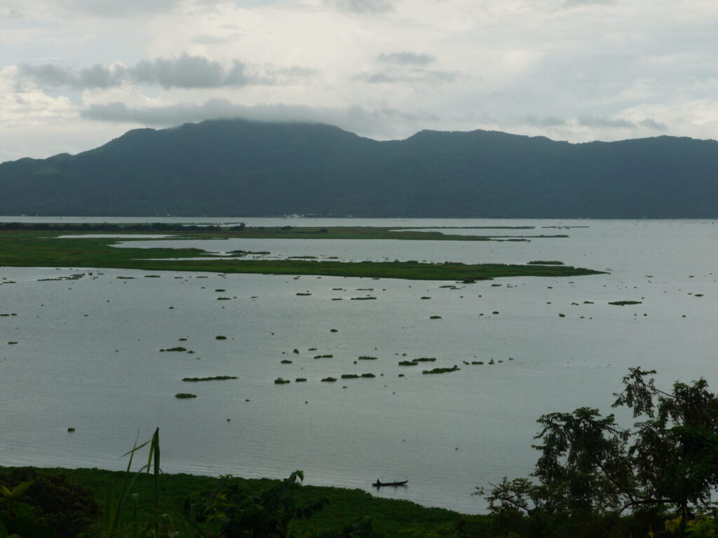 See vor großen Bergen. Ein Foto aus den Philippinen.