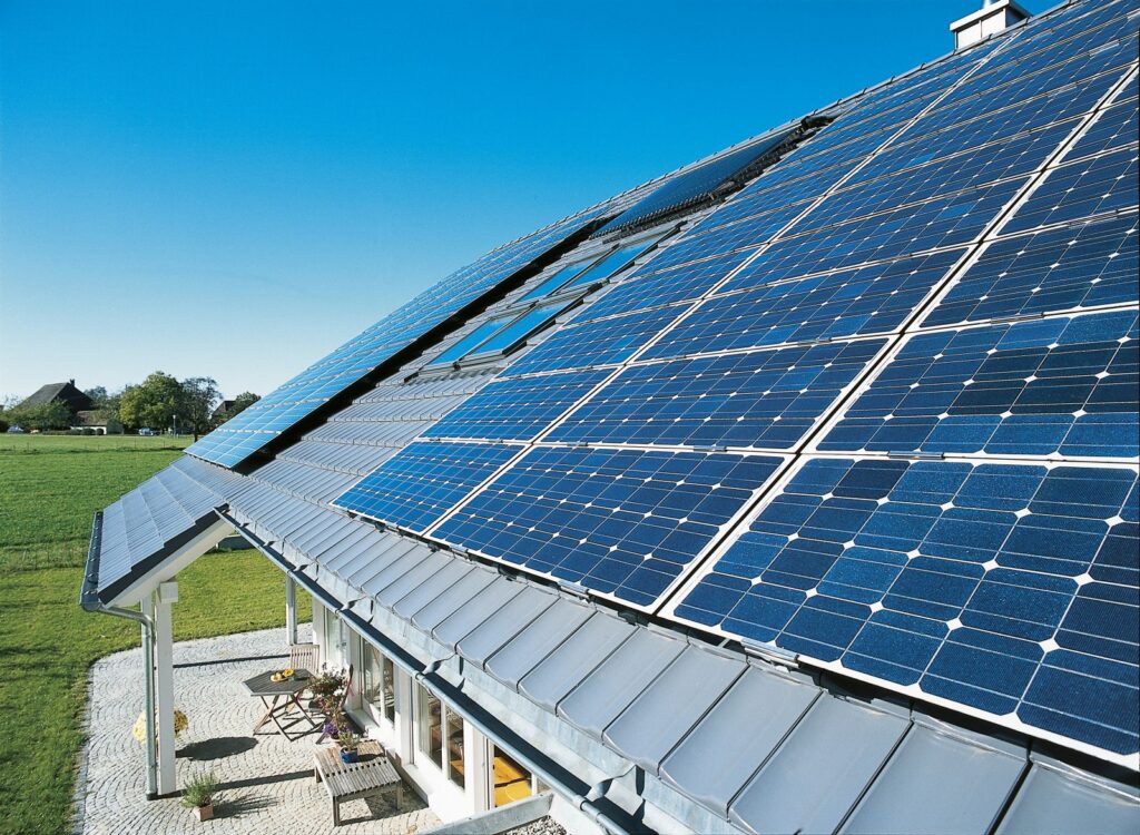 Ein großes Dach mit Photovoltaik-Anlagen