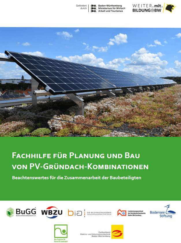 Zu sehen ist das Cover vom Flyer: Fachhilfe für Planung und Bau von PV-Gründach-Kombinationen. Im Blick sind viele aneinander gebaute PV-Anlagen auf einem Gründach.