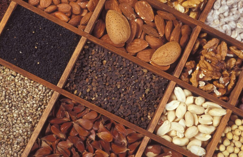 Blick von oben auf ein Kästchen mit verschiedenen Nüssen.