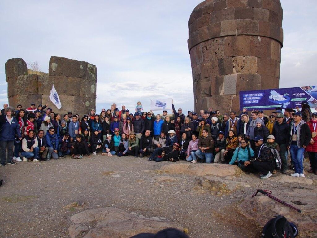 Gruppenfoto vor Steintürmen.