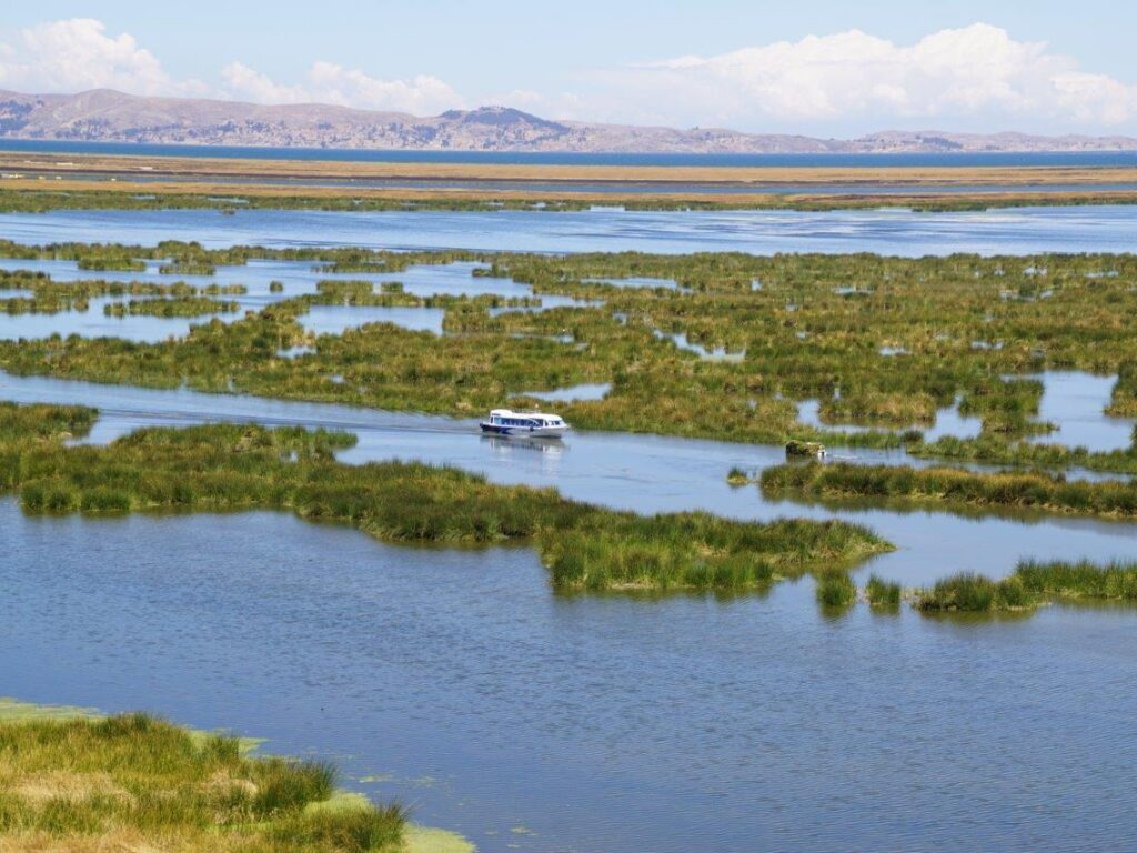 Blick auf den Titicaca-See unter blauem Himmel.