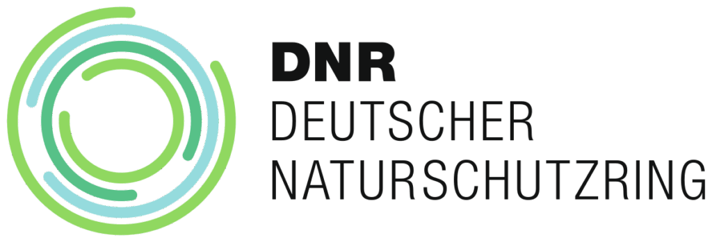 Das Logo des Deutschen Naturschutzrings: Verschedene Ringe in verschiedenen Grüntönen, die einen Kreis bilden.
