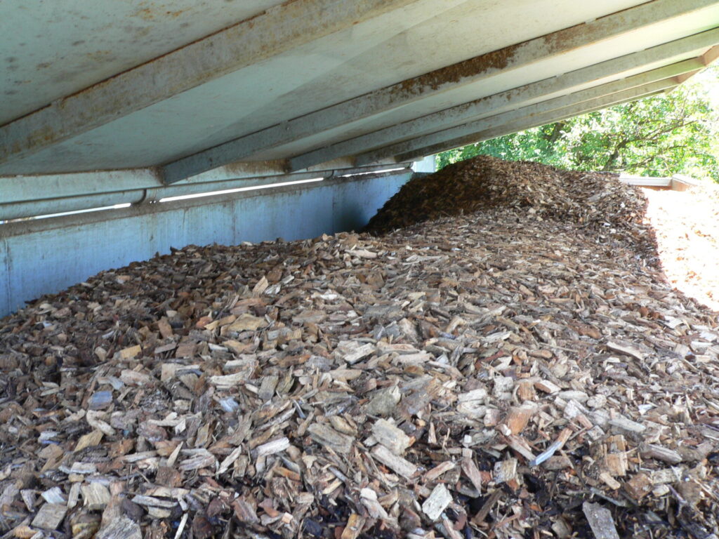 Blick in einen Container mit Holzhackschnitzel.