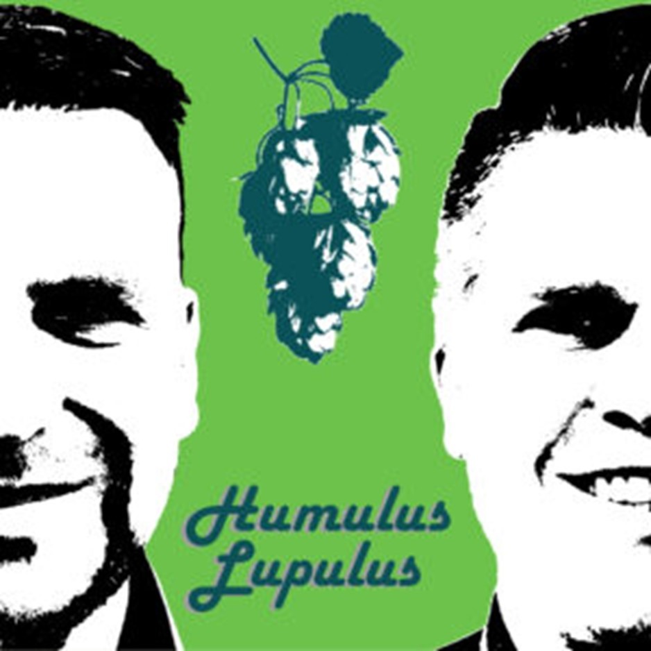Zu sehen ist das Cover des Podcasts. Links und rechts sind jeweils abstrahierte Hälften männlicher Gesichter dargestellt. In der Mitte befindet sich ein Strauch mit Früchten, vor grünem Hintergrund. Unten steht der Schriftzug „Humulus Lupulus“.