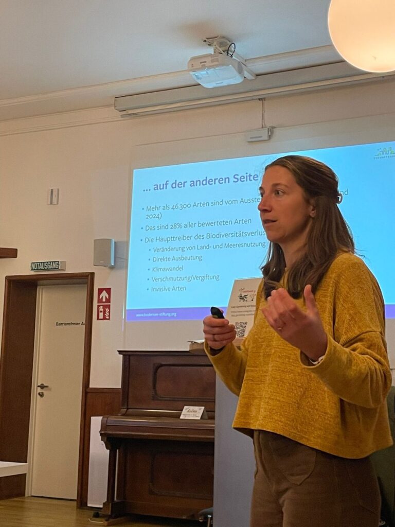 Zusehen ist Saskia Wolf vor ihren Präsentationsfolien.