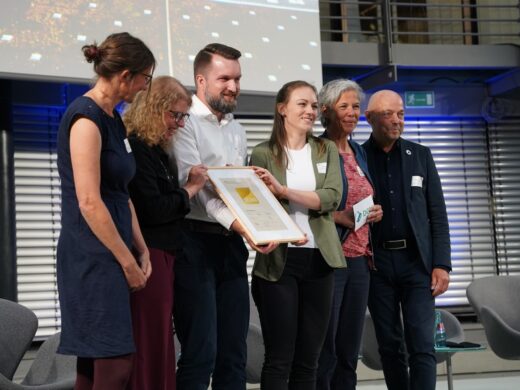 Im Bild sieht man die Verleihung des Preises. Links im Bild ist Daniela Dietsche von der Bodensee-Stiftung.