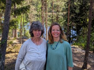 Auf dem Bild sind Marion-Hammerl und Annekathrin Vogel von der Bodensee-Stiftung zu sehen. Im Hintergrund sieht man Nadelbäume.
