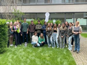 Zusehen sind die Schüler*innen des des agrarwissenschaftlichen und biotechnologischen Gymnasiums . Sie stehen vor dem Schulgebäude.