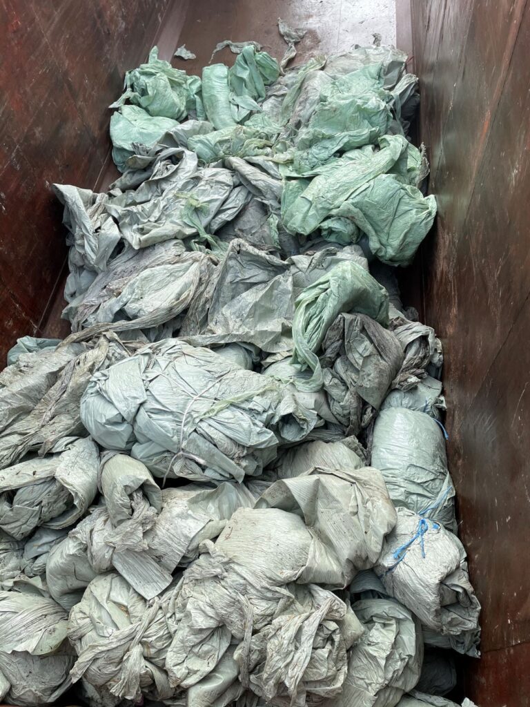 In einem Container liegen sehr viele gebrauchte Plastikfolien.