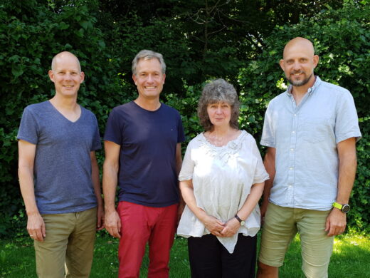 Vier Personen stehen vor einem Wald. Von links: Patrick Trötschler, Jörg Dürr-Pucher, Marion Hammerl, Volker Kromrey