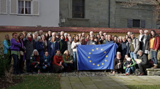 Gruppenbild der Personen. In der Mitte halten sie die Europa Flagge.