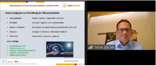 Tobias Bacher präsentiert eine digitale Folie.