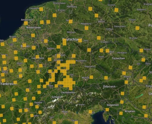 Satellitenkarte von Mitteleuropa mit über 300 gelben Markierungen, die die Projektregionen des EU-Projekts LIFE AgriAdapt darstellen. Die Standorte verteilen sich über Deutschland, die Niederlande, Belgien, Frankreich, die Schweiz, Österreich und Tschechien, mit einer Häufung im Südwesten Deutschlands.