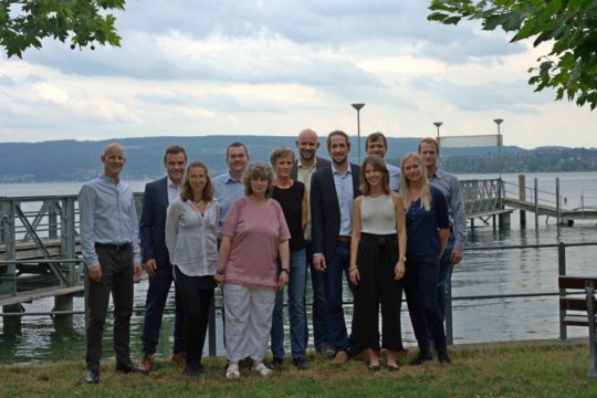 Gruppenbild der Bodensee-Stiftung vor dem Bodensee.