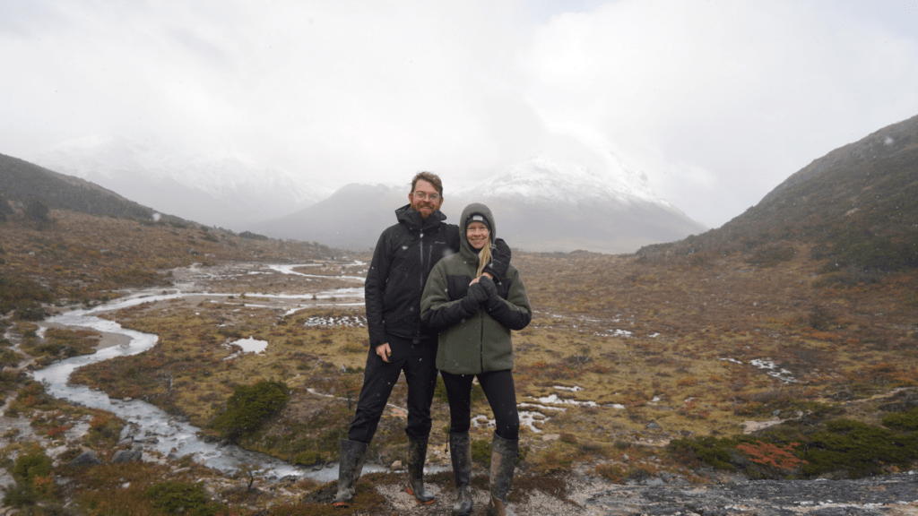 Ein Mann und eine Frau stehen in einer nebligen Moorlandschaft.