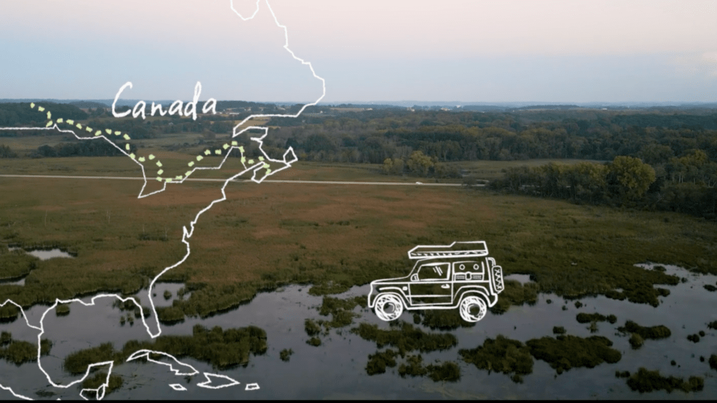 Filmausschnitt: Eine gezeichnete Karte von Canada liegt über einem Foto von einer Moorlandschaft