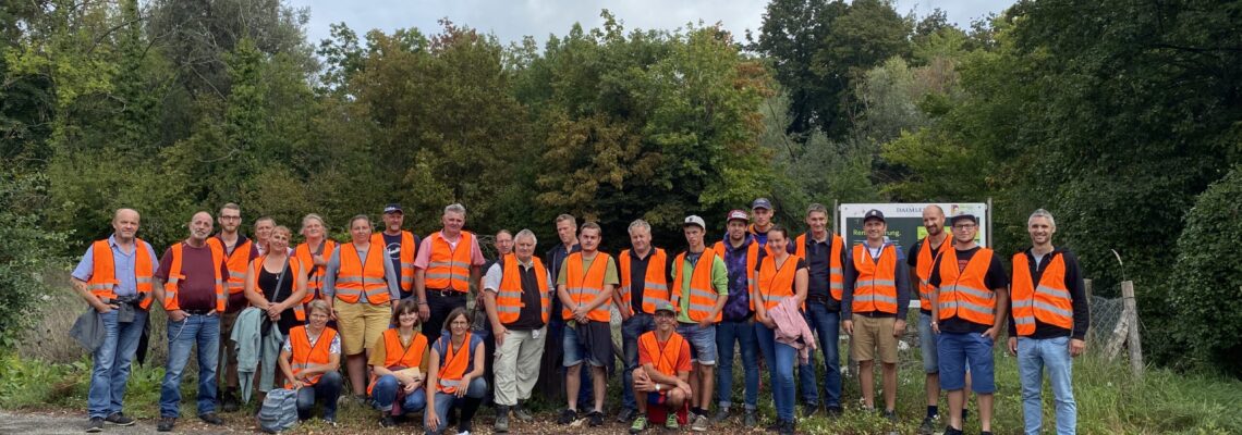 Gruppenfoto mit 23 Gärtner*innen der Stiftung Liebenau in orangenen Warnwesten.