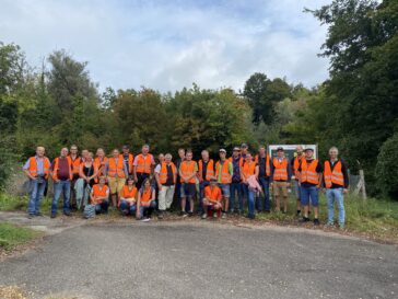 Gruppenfoto mit 23 Gärtner*innen der Stiftung Liebenau in orangenen Warnwesten.