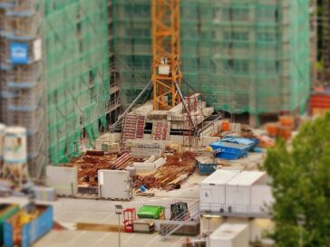 Blick auf eine Hochhaus-Baustelle