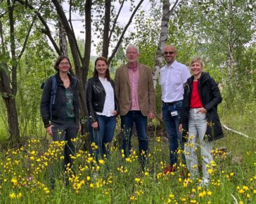 Gruppenfoto. Sie gehören zu den Pilotunternehmen des Projekts Azubi-Gärten der Bodensee-Stiftung: Projektverantwortliche Daniela Dietsche (links) hat das Südkurier Medienhaus, im Bild vertreten durch Personalleiterin Janka Miesch (zweite von links), INGUN, im Bild vertreten durch Ausbildungsleiter Holger Schäffer (zweiter von rechts), und die Spitalstiftung Konstanz, vertreten durch Gemeinwohlbeauftragte Diana Oppermann (rechts), aus den Bewerbungen für das Projekt ausgewählt. Jürgen Riedlinger (Mitte), Geschäftsführer der Fruchthof Konstanz GmbH, stellte ihnen auf dem begrünten Dach des Unternehmens mögliche Maßnahmen zur Steigerung der Biodiversität auf Firmengeländen vor.